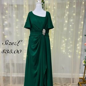 Elegant Green Maxi Dress with Brooch